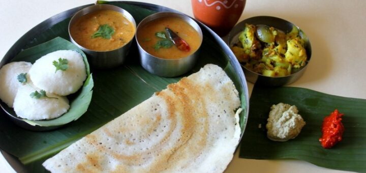 Tomato Kurma Idli Cooking served with idli